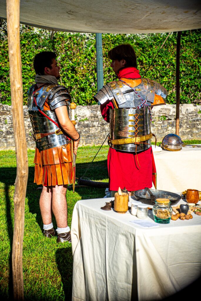 Image de bannière : deux membres de la Legio XX Valeria Victrix en tenue romaine discutant lors d'un évènement